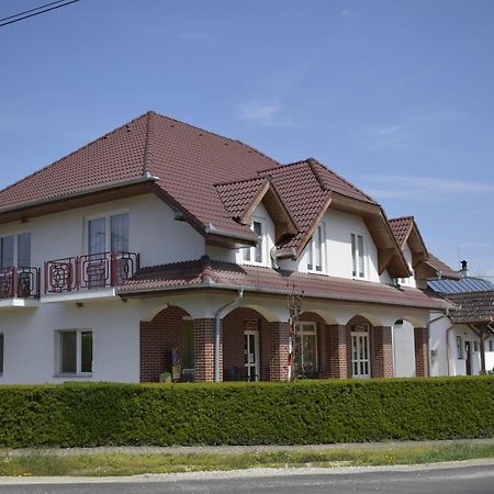 Fonix Apartmanhaz Nagypali Bagian luar foto