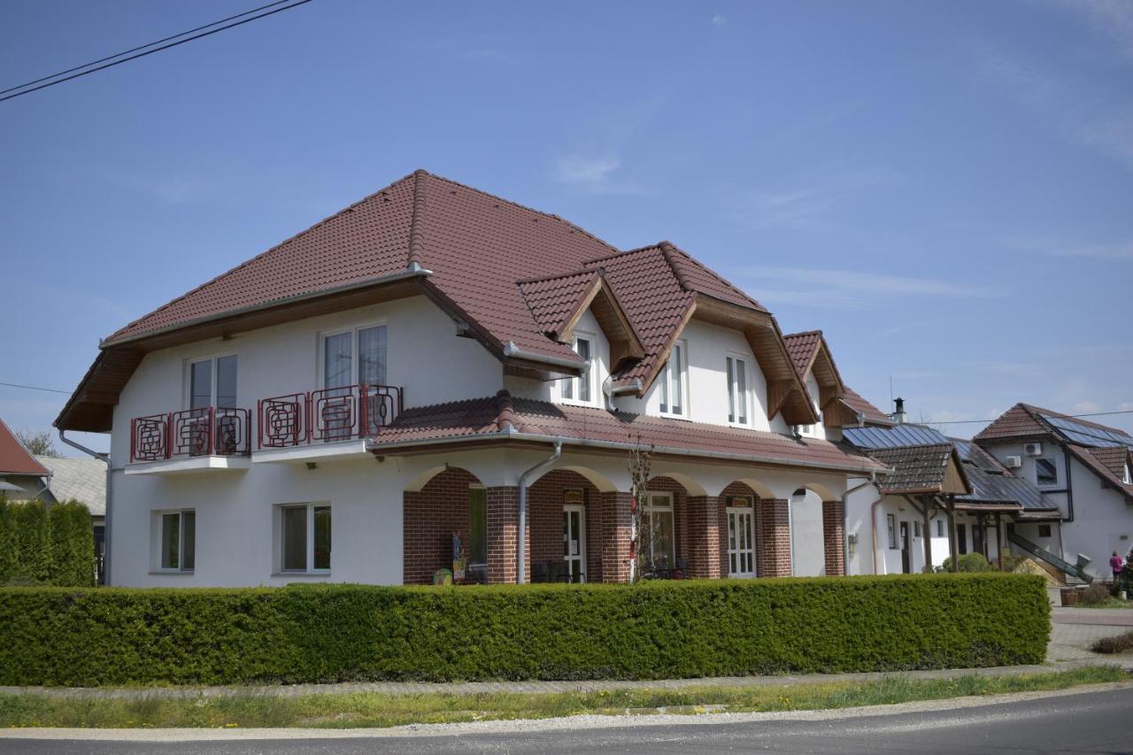 Fonix Apartmanhaz Nagypali Bagian luar foto
