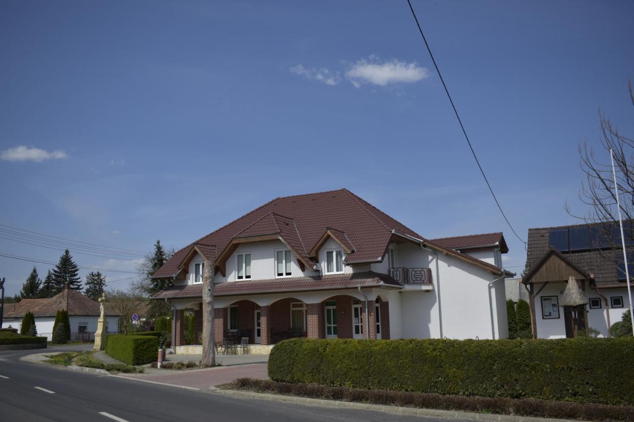 Fonix Apartmanhaz Nagypali Bagian luar foto