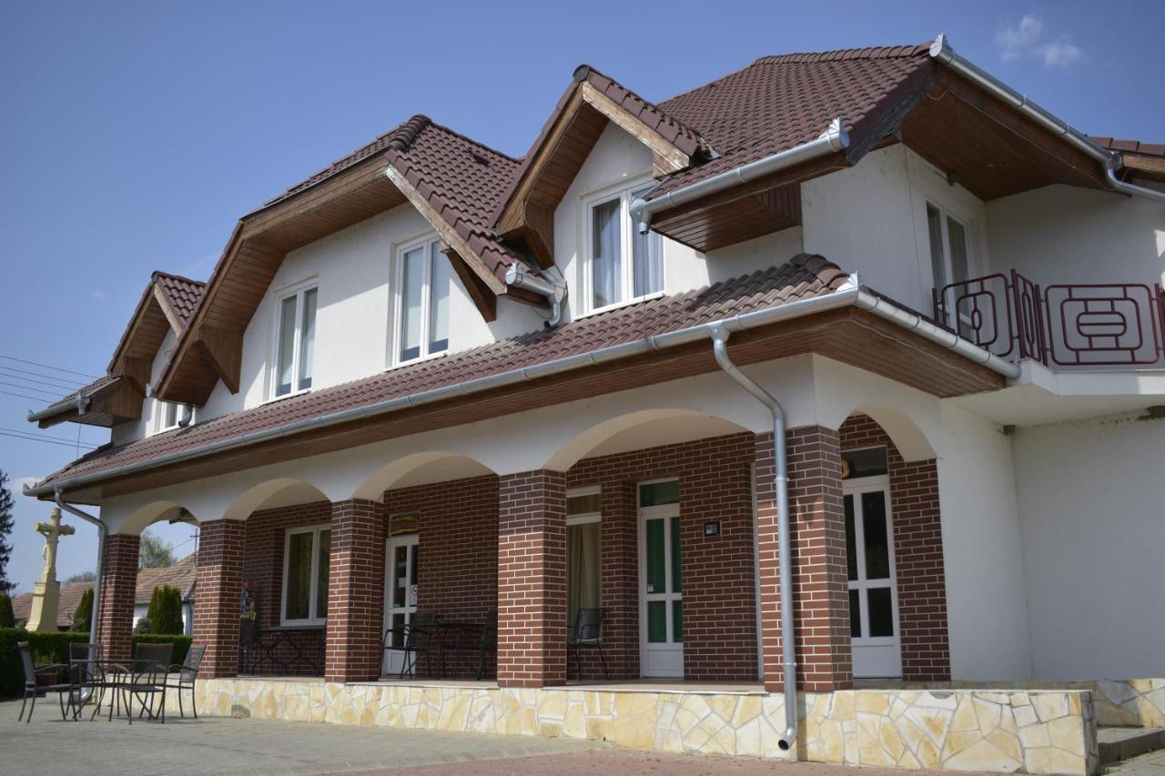 Fonix Apartmanhaz Nagypali Bagian luar foto